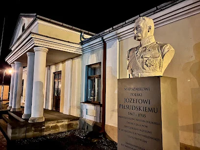 Pomnik Józefa Piłsudskiego przy plebanii w Wyszkowie